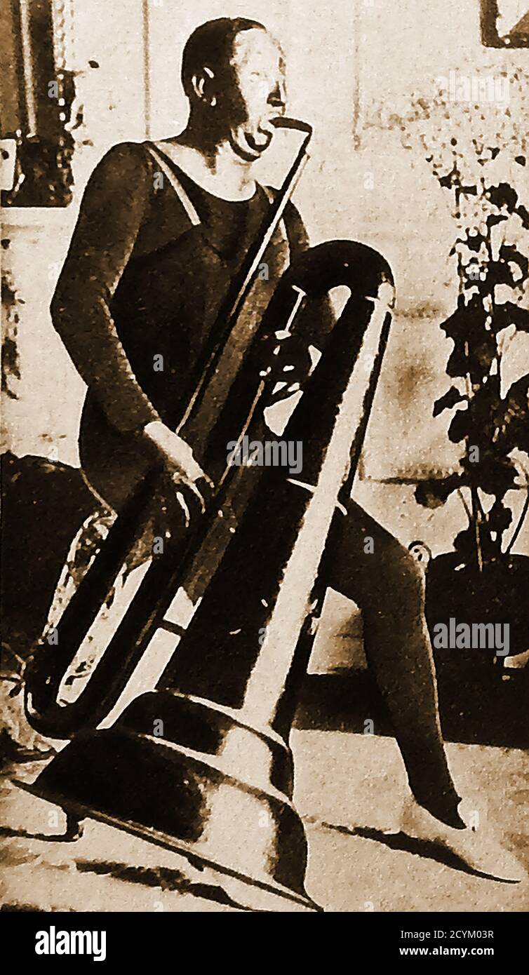 Un portrait en 1900 de la salle de musique britannique et du musicien de théâtre 'Chirgwin' (connu sous le nom de Kaffir aux yeux blancs). George Henry Chirgwin (né simplement George Chirgwin, 1854 – 1922) est un comédien, chanteur et instrumentiste britannique qui a joué un petit coup de main à face noire, mais avec un diamant blanc sur un œil." jouant du piano, violon, violoncelle, banjo, cornemuse et une chaîne 'Jap Fiddle'-- Né dans la région de Seven Dials, Londres, de descendance Cornish. Il était l'un des quatre enfants d'un clown de cirque et apparut avec sa famille, la troupe de la famille Chirgwin en 1861. Ils ont imité d'autres spectacles de minstrel de tournée Banque D'Images