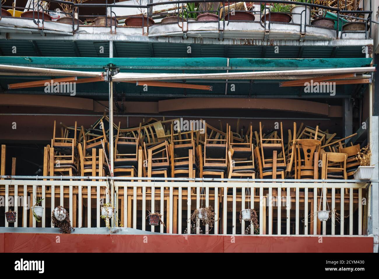 Restaurant fermé avec chaises empilées. Vietnam, Nha Trang Banque D'Images