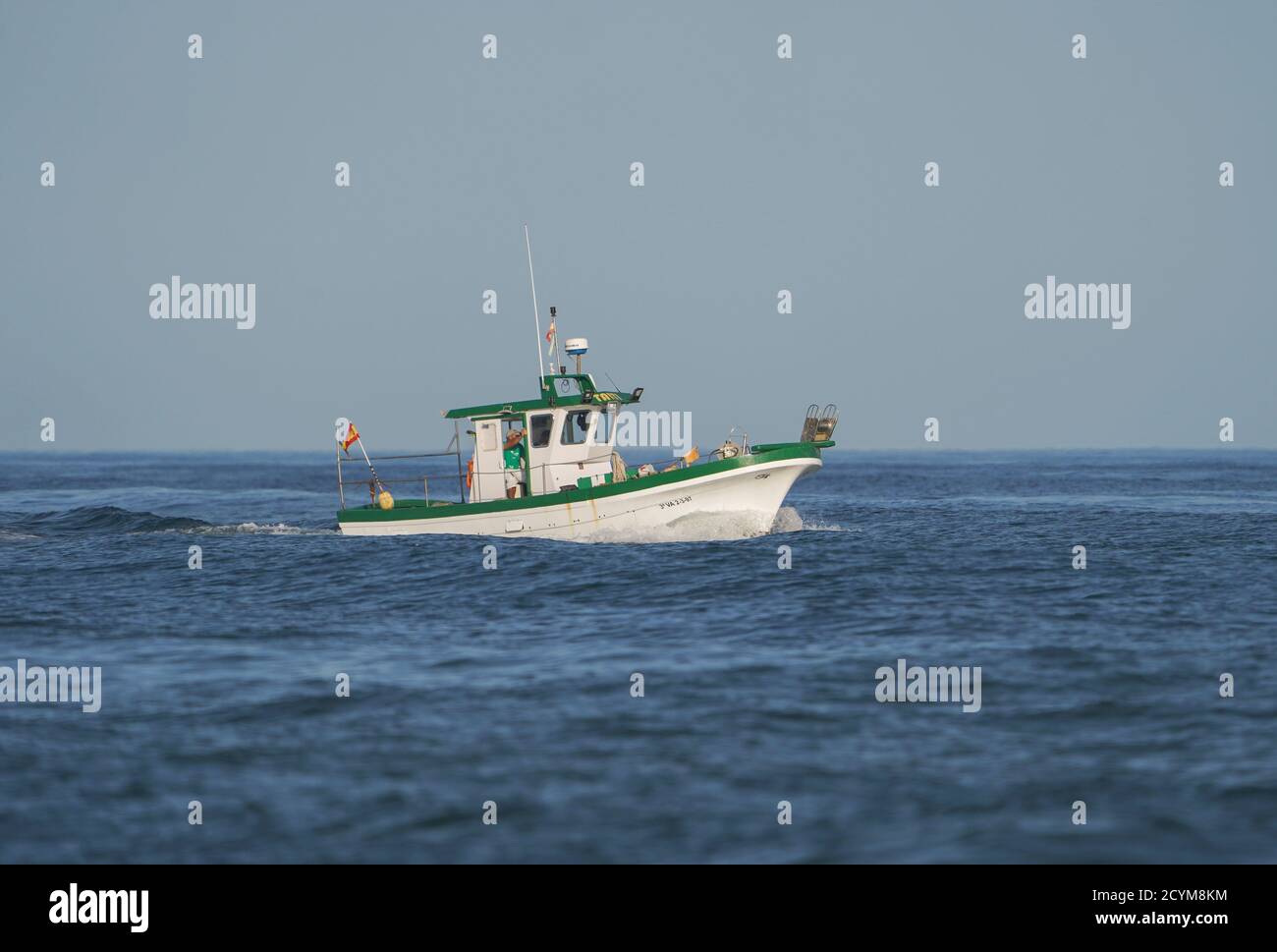 Bateau de pêche traditionnel espagnol en mer, Costa del sol, Andalousie, Espagne. Banque D'Images
