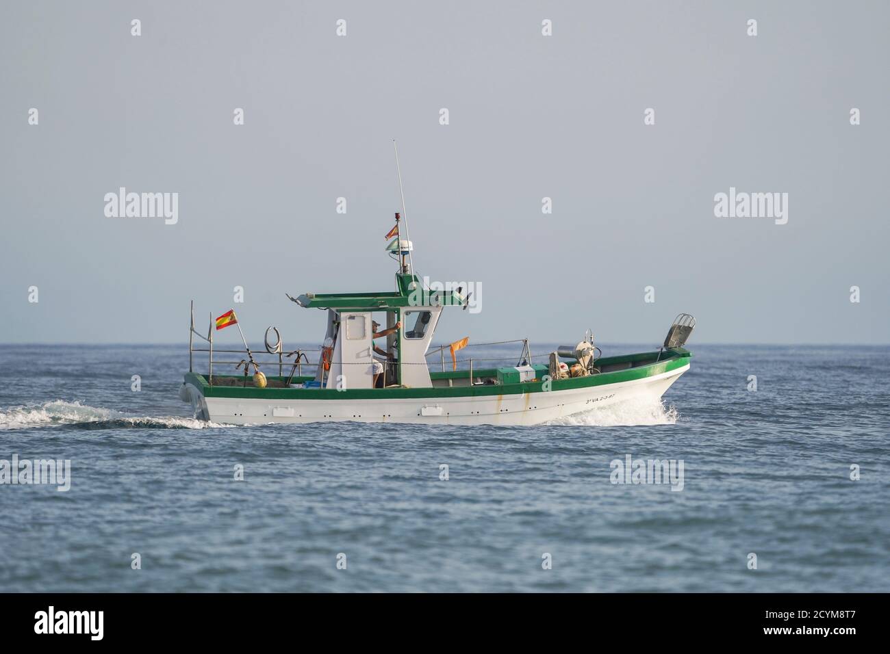 Bateau de pêche traditionnel espagnol en mer, Costa del sol, Andalousie, Espagne. Banque D'Images