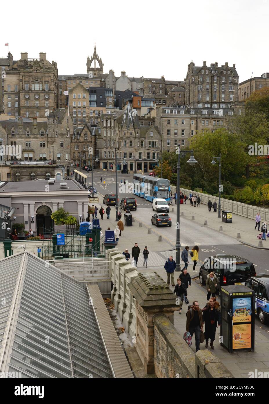 Scène typique de rue qui donne sur le pont Waverley à la « vieille ville » d'Édimbourg en Écosse, au Royaume-Uni, en Europe Banque D'Images