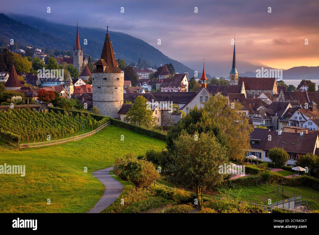 Zoug, Suisse. Image citadine de Zug au beau coucher du soleil d'automne. Banque D'Images