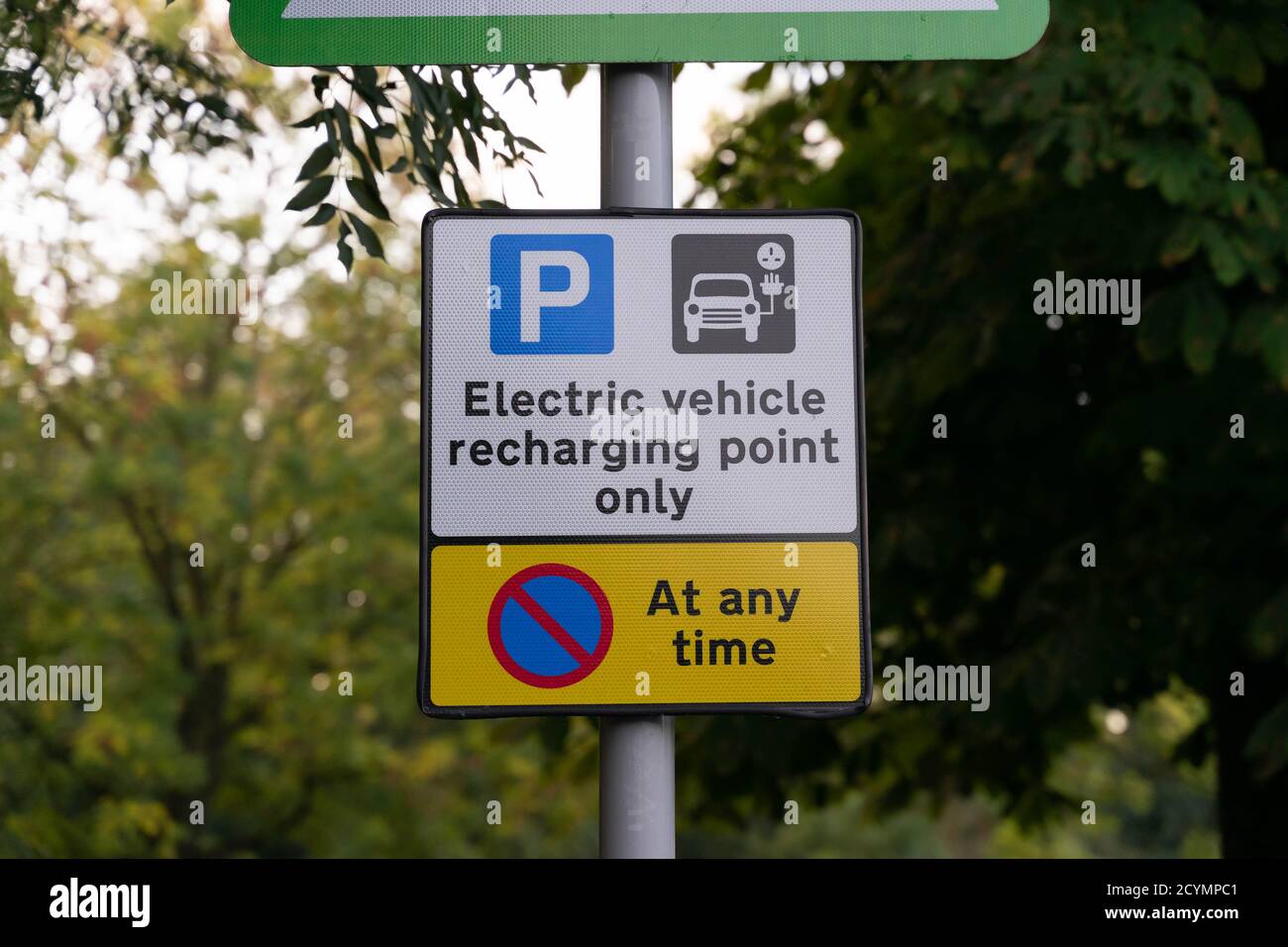 Panneau de point de recharge de véhicule électrique. Infrastructure de stationnement électrique au Royaume-Uni Banque D'Images