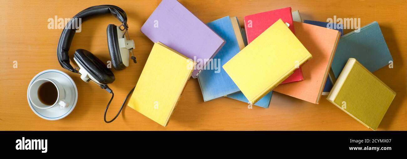 concept de livre audio avec des livres et des écouteurs vintage, plat de pose bon espace de copie Banque D'Images