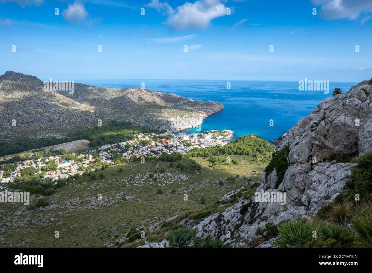 Le village de Cala Sant Vicenç se trouve dans la chaîne de montagnes Serra de Tramuntana, une chaîne de montagnes qui longe la côte nord-ouest de Majorque. Banque D'Images