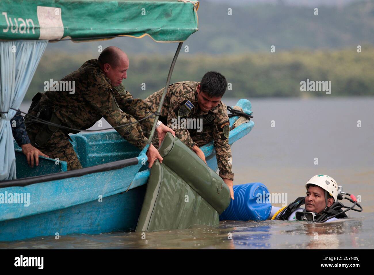 A Rescue Diver Hands Army Personnel Remnants He Found During A Search For Victims After A Salvadoran Air Force Plane Crashed In Suchitlan Lake Near The Town Of Suchitoto East Of San
