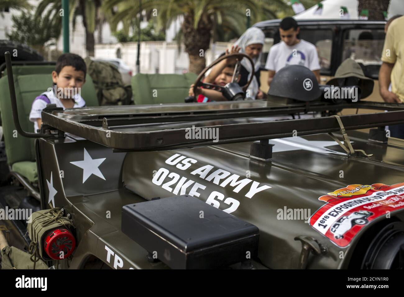 Les garçons sont assis dans une jeep militaire d'époque exposée lors d'une  exposition de voitures d'époque à Rouiba, sur la jupe d'Alger, Algérie, le  12 juin 2015. L'association algérienne locale “Nass Al