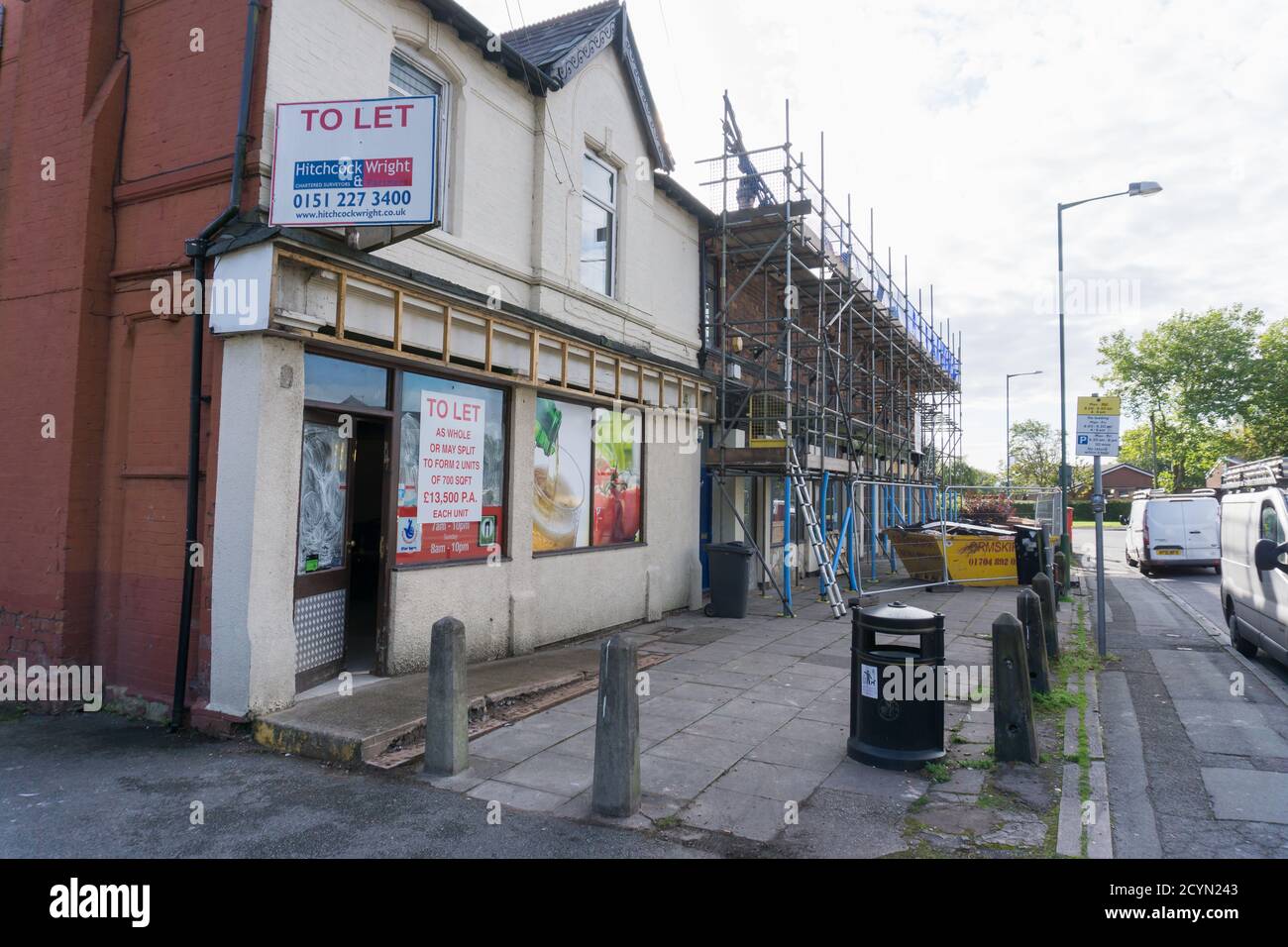 Une rangée de boutiques vides de grande rue avec échafaudage Rénové dans la ville Green Aughton West Lancashire Banque D'Images