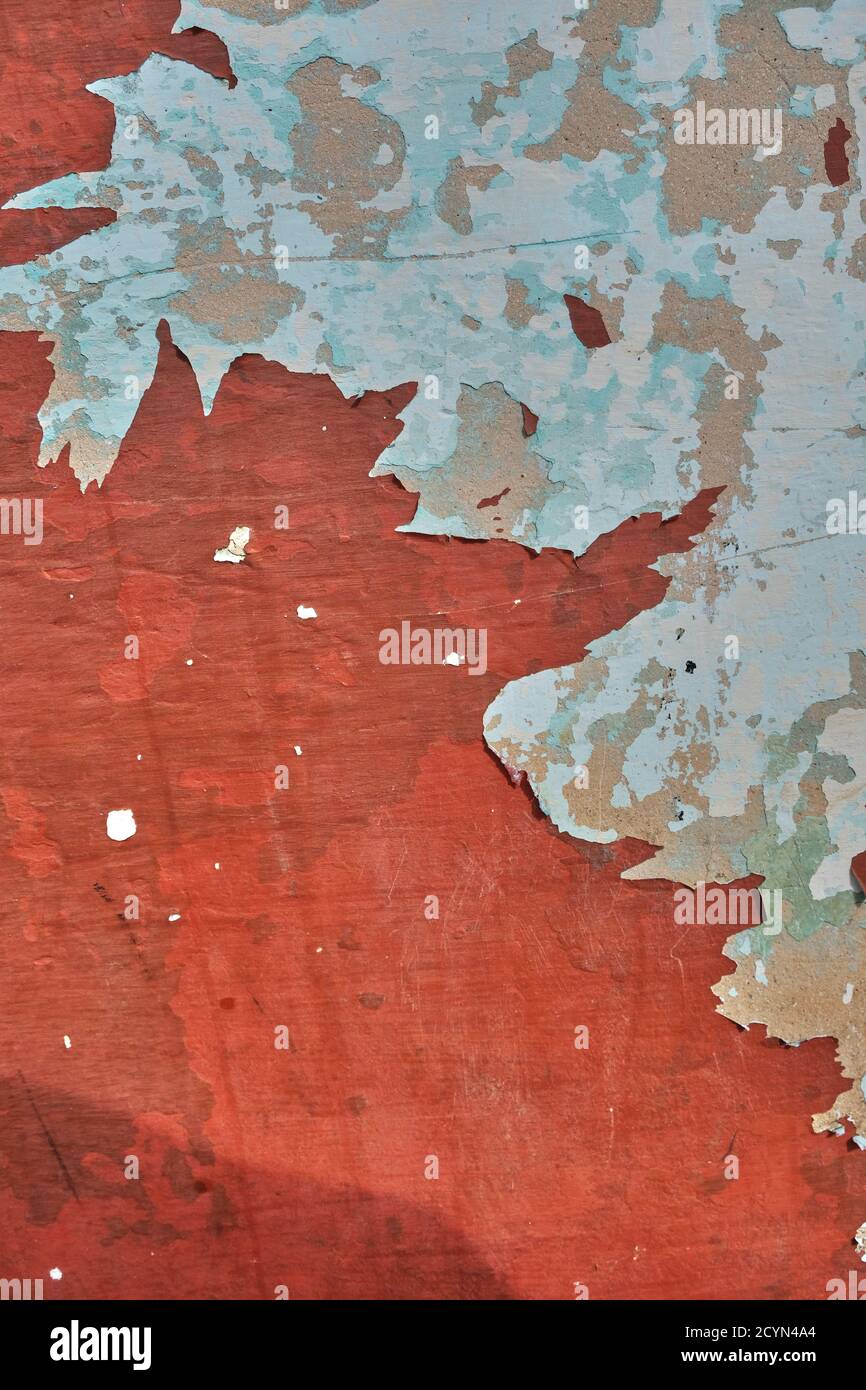 Mur peint et abîmé avec du blanc, du rouge, où se trouve la peinture pélage désactivé Banque D'Images