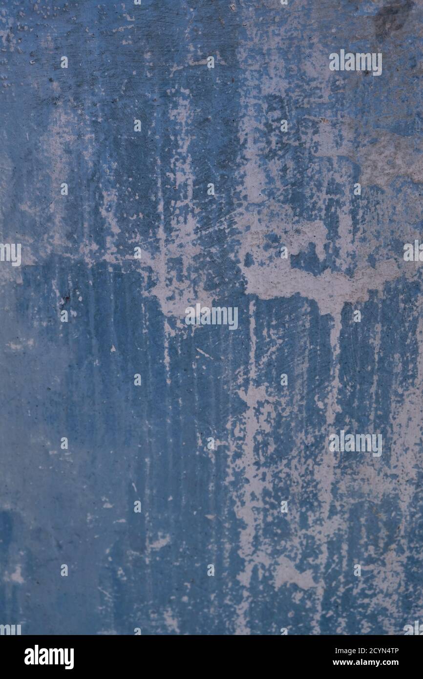 Mur peint et abîmé bleu avec gris clair et blanc taches Banque D'Images