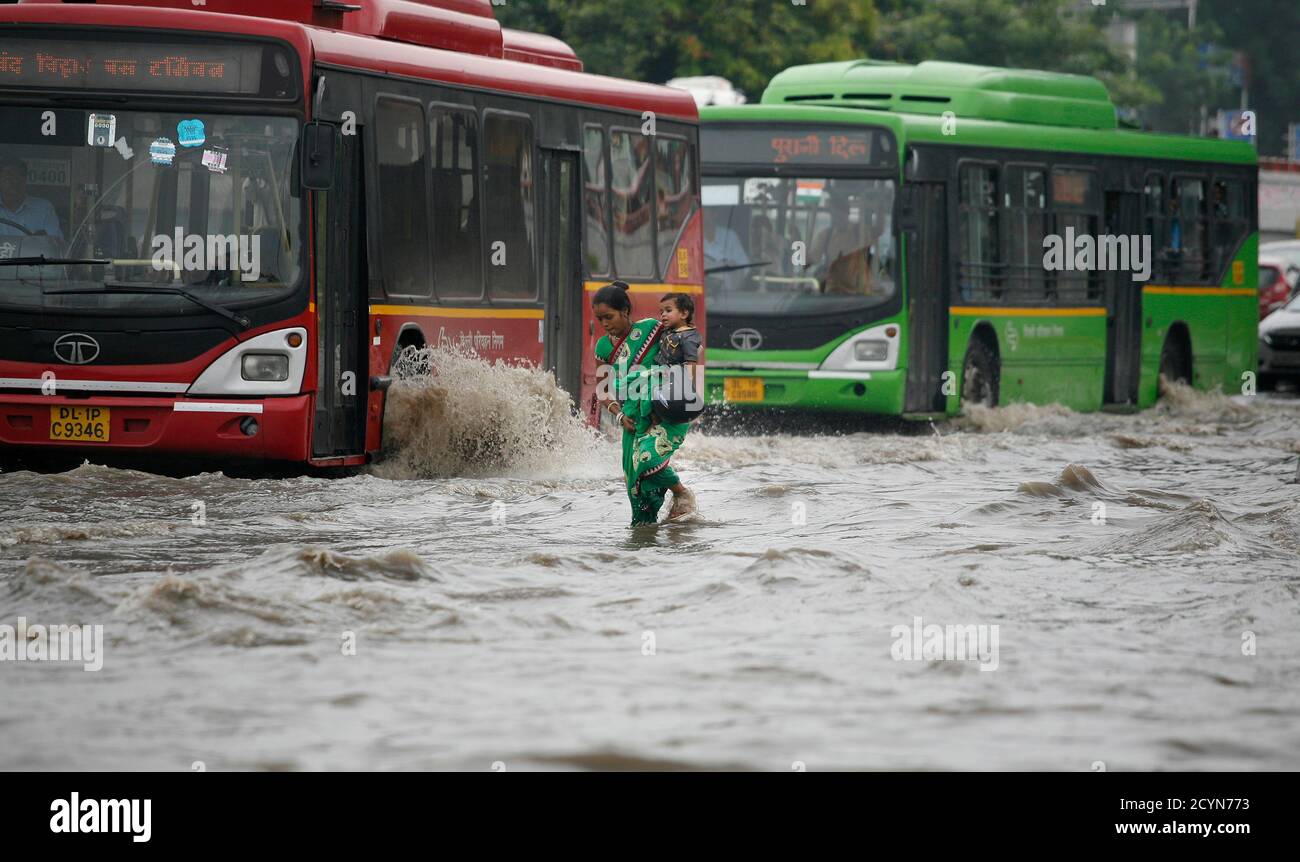 Vue d'une route en eau après la forte pluie dans la capitale nationale indienne, New Delhi, Inde. Banque D'Images