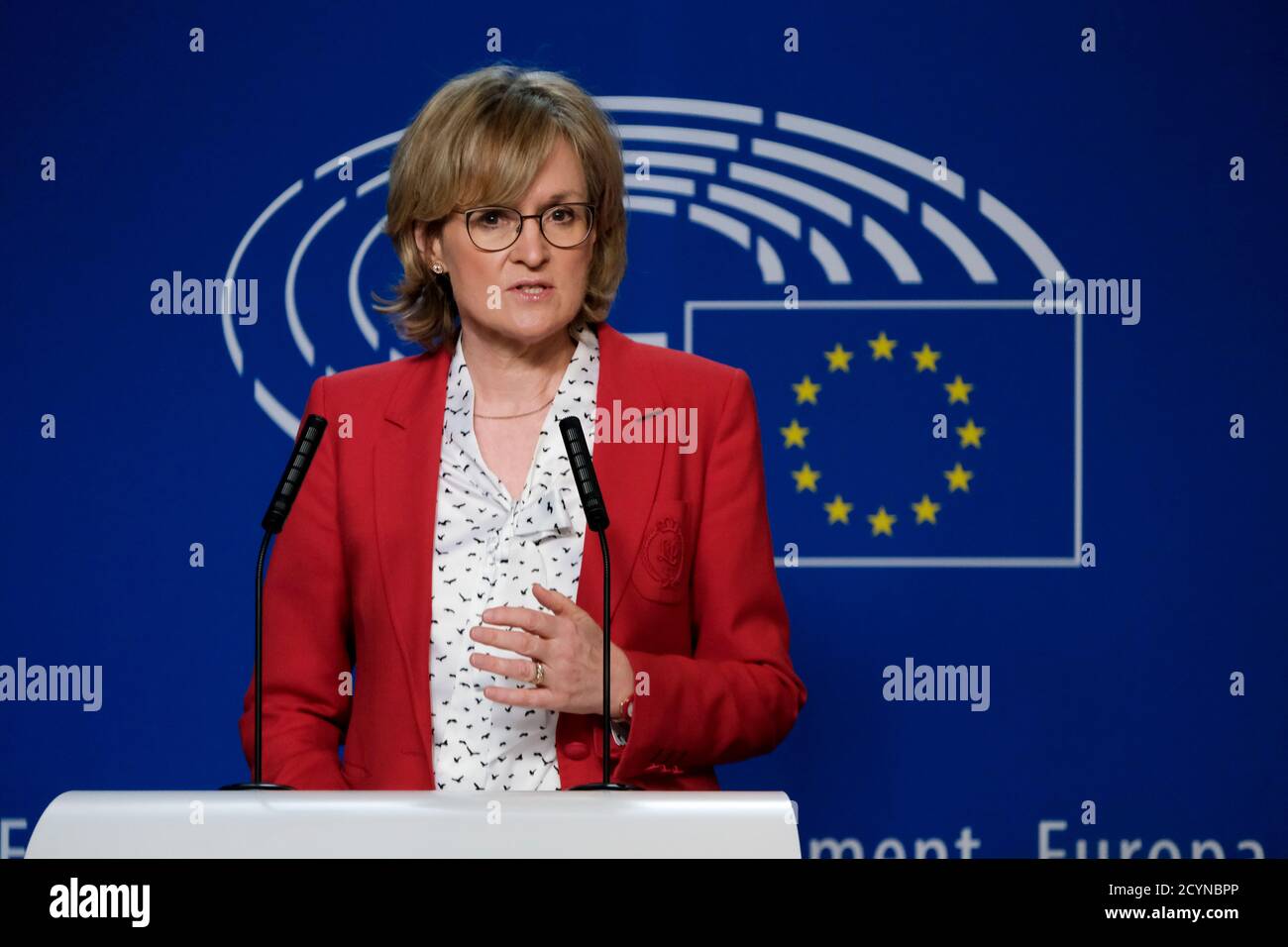 Bruxelles, Belgique. 2 octobre 2020. la commissaire européenne chargée des services financiers, de la stabilité financière et des marchés de capitaux Mairead McGuinness fait une déclaration à la presse après son audition devant la commission des affaires économiques et monétaires du Parlement européen. Crédit: ALEXANDROS MICHAILIDIS/Alamy Live News Banque D'Images