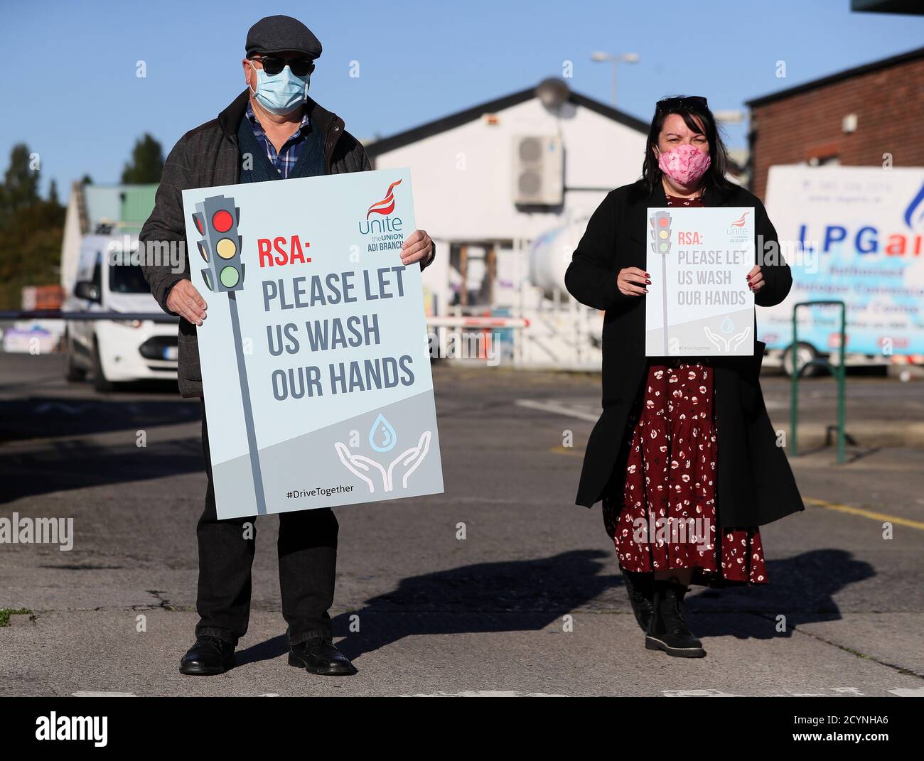 Les instructeurs de conduite David Seales (à gauche) et Denise Doolan, tous deux de Dublin, participent à une manifestation devant le RSA Driving Test Center de Finglas, Dublin, au sujet des conditions de travail et du manque d'engagement de la part de l'autorité de sécurité routière pendant la pandémie. Banque D'Images