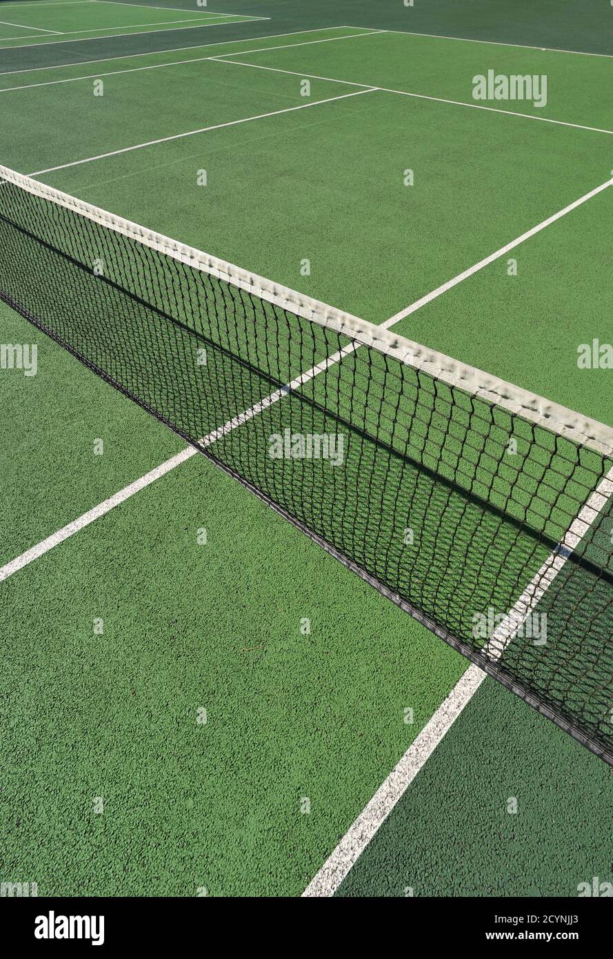 Terrain de tennis vert vide et filet Photo Stock - Alamy
