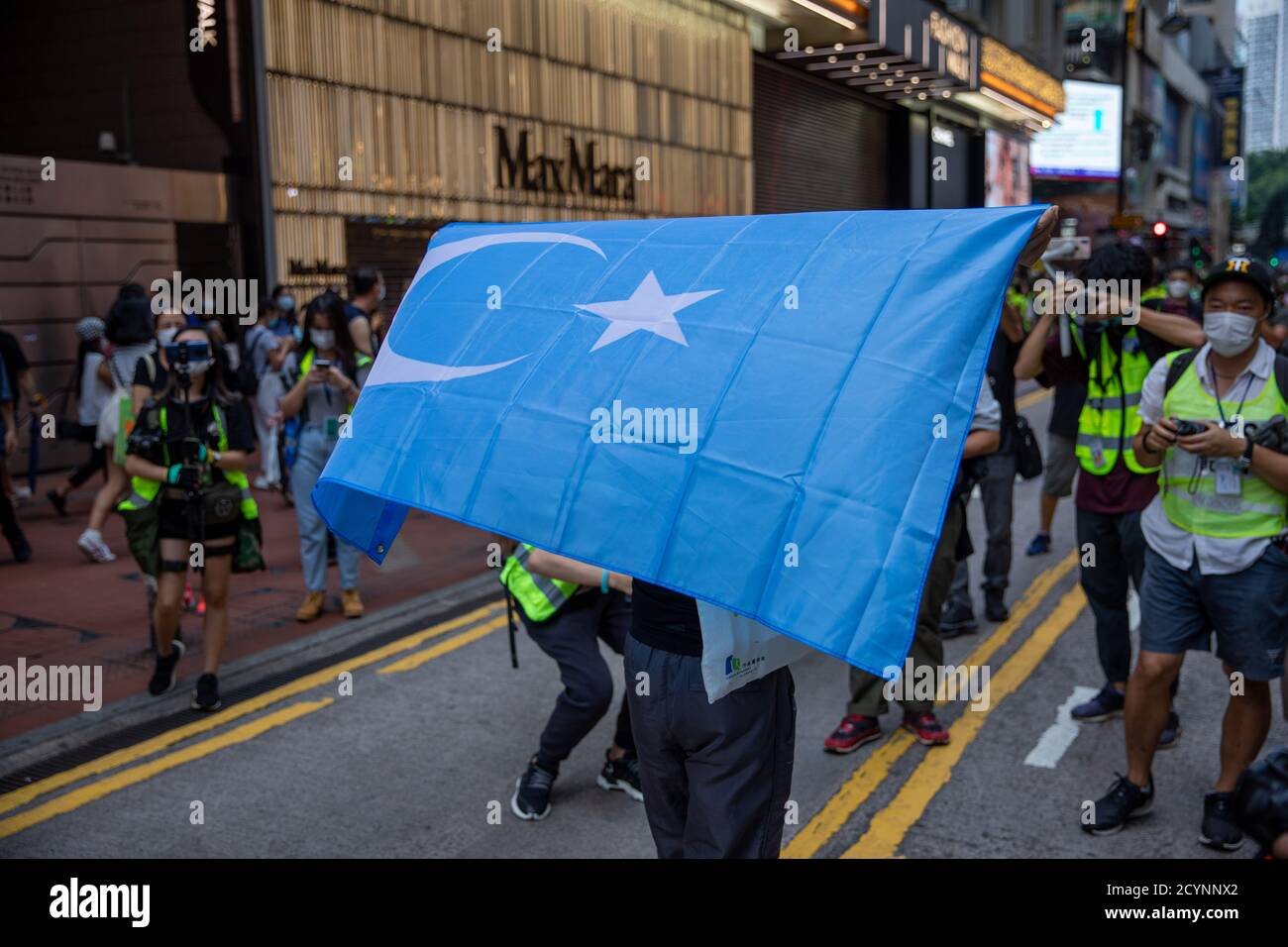 Hong Kong, Hong Kong. 1er octobre 2020. Les manifestants pro-démocratie de Hong Kong sont descendus dans les rues le jour national de la Chine un homme tient le drapeau du Turkestan oriental pour protester contre le traitement présumé d'Uyghur en Chine, à Hong Kong Hong Kong, S.A.R., le 01 octobre 2020. La loi sur la sécurité nationale de Hong Kong a été imposée en juillet et les élections ont été suspendues (photo de Simon Jankowski/Sipa USA) crédit: SIPA USA/Alay Live News Banque D'Images