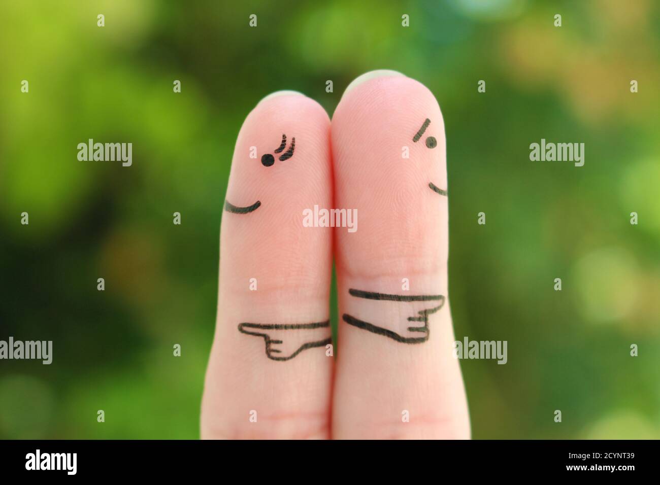 L'art des doigts de couple. Concept d'un couple pointant dans différentes directions. Banque D'Images