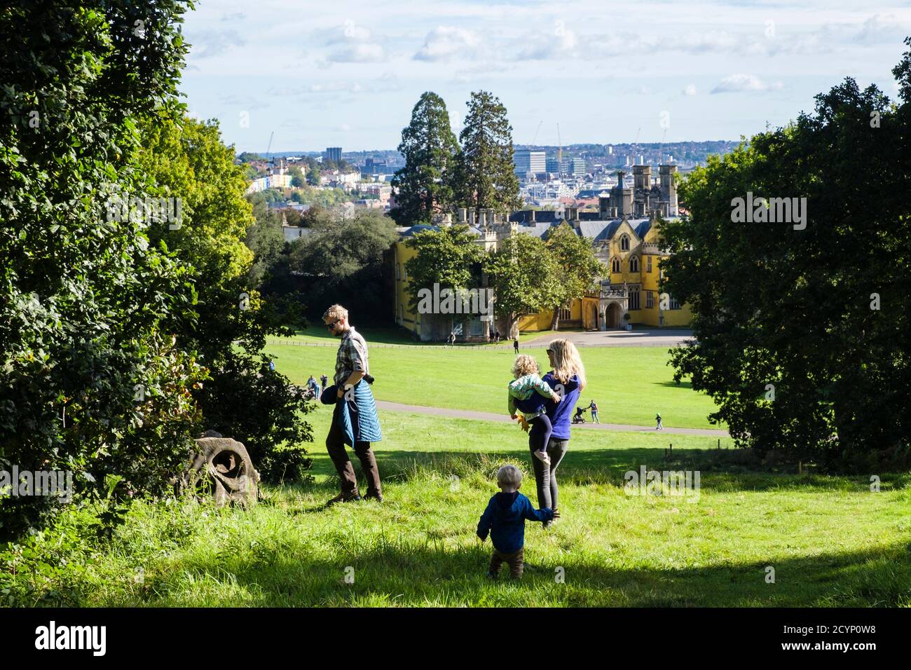 Maman papa avec deux jeunes enfants enfants petits enfants qui marchent dans un parc lors d'une journée en famille à Ashton court, Bristol, Avon, Angleterre, Royaume-Uni, Grande-Bretagne Banque D'Images