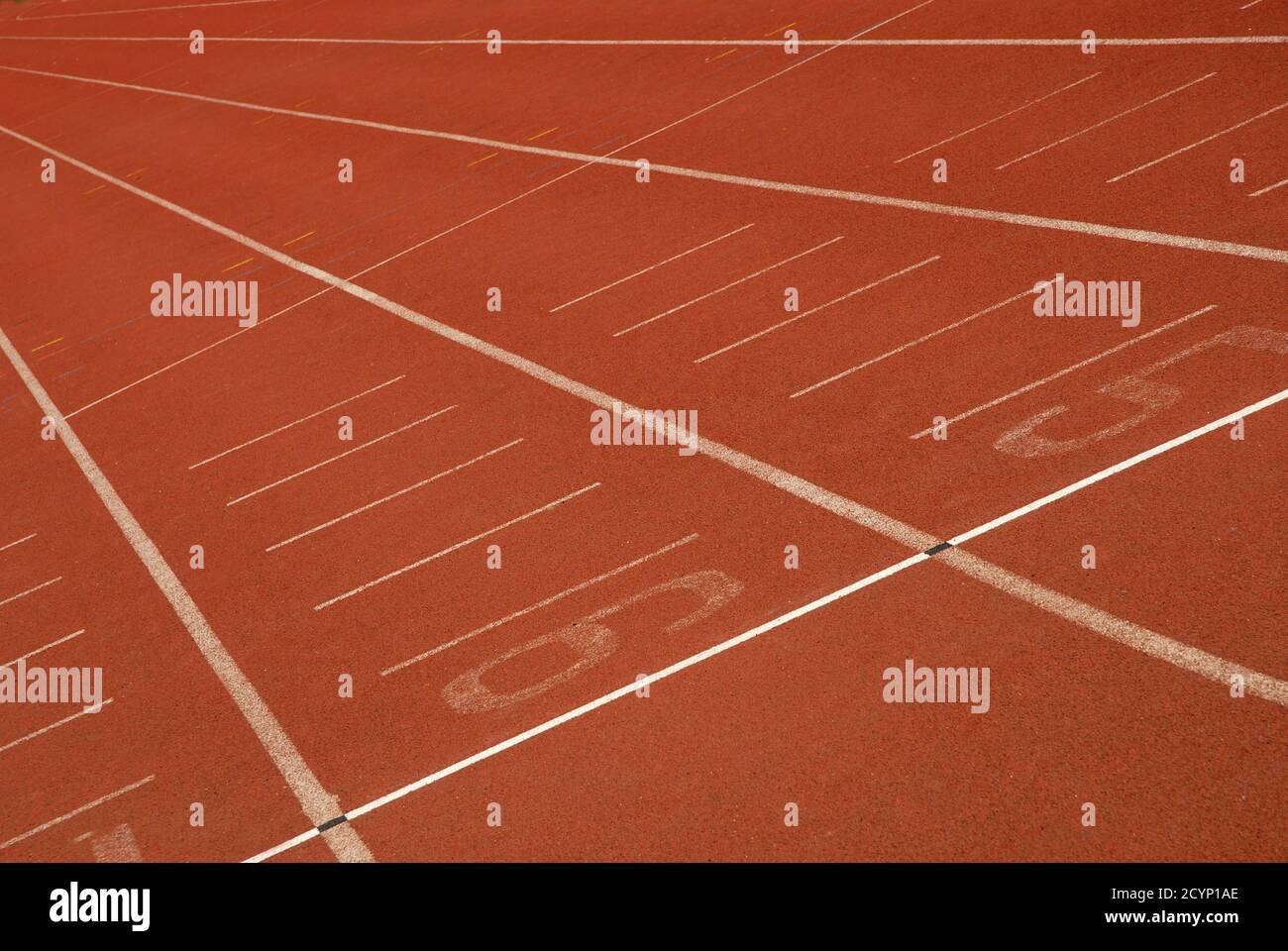 Piste de course coupée avec les voies qui s'en vont à distance. Banque D'Images