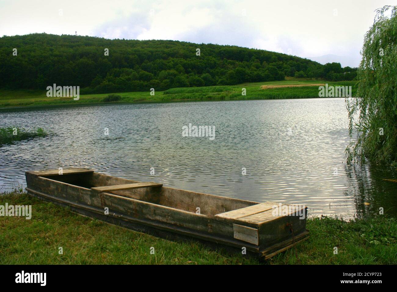 Impressionnant lac Švica près d'Otočac, Croatie Banque D'Images