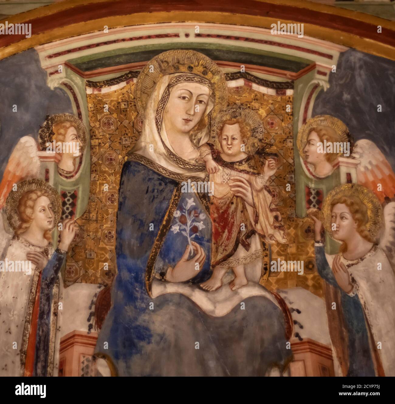 Fresque de la Vierge et de l'enfant avec deux anges, dans le Sacro Speco à Subiaco, Latium, un bel exemple de fresque gothique médiévale. Banque D'Images