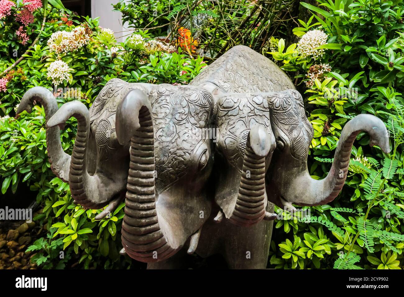 Statue de 5 à tête d'éléphant hindou divin Airavata, Old Courtyard Hotel, fort Cochin; Princess St, Kochi (Cochin), Kerala, Inde Banque D'Images