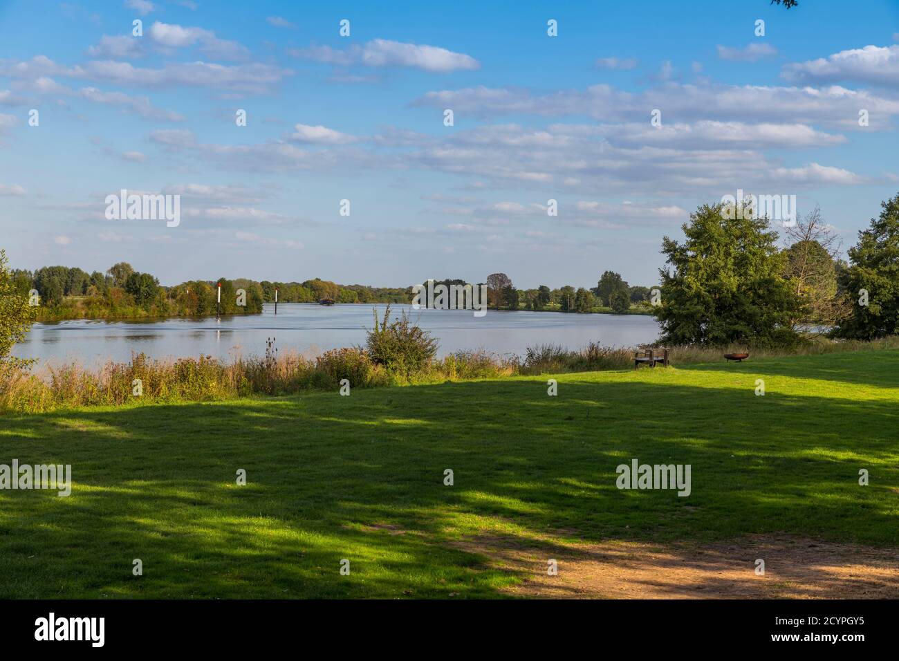 ce paysage et la nature de la rivière maas avec beaucoup de vert, arbres et place pour s'asseoir avec des bancs et cheminée pour la soirée Banque D'Images