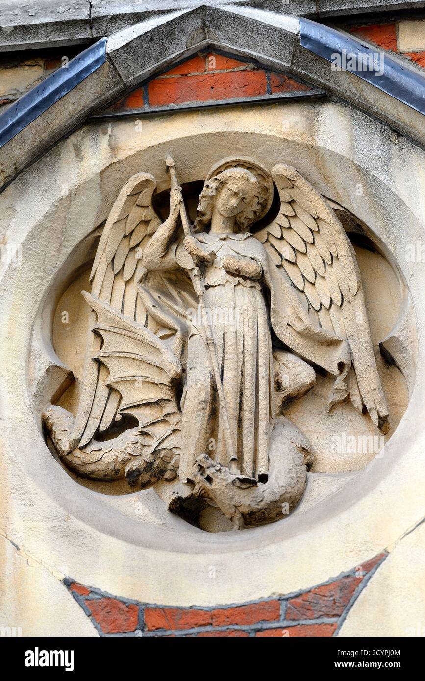 Londres, Angleterre, Royaume-Uni. Sculpture en pierre de Saint Michel qui laça un dragon sur la façade du vicariage de l'église Saint Michel voisine (démolie en 1906), Burle Banque D'Images