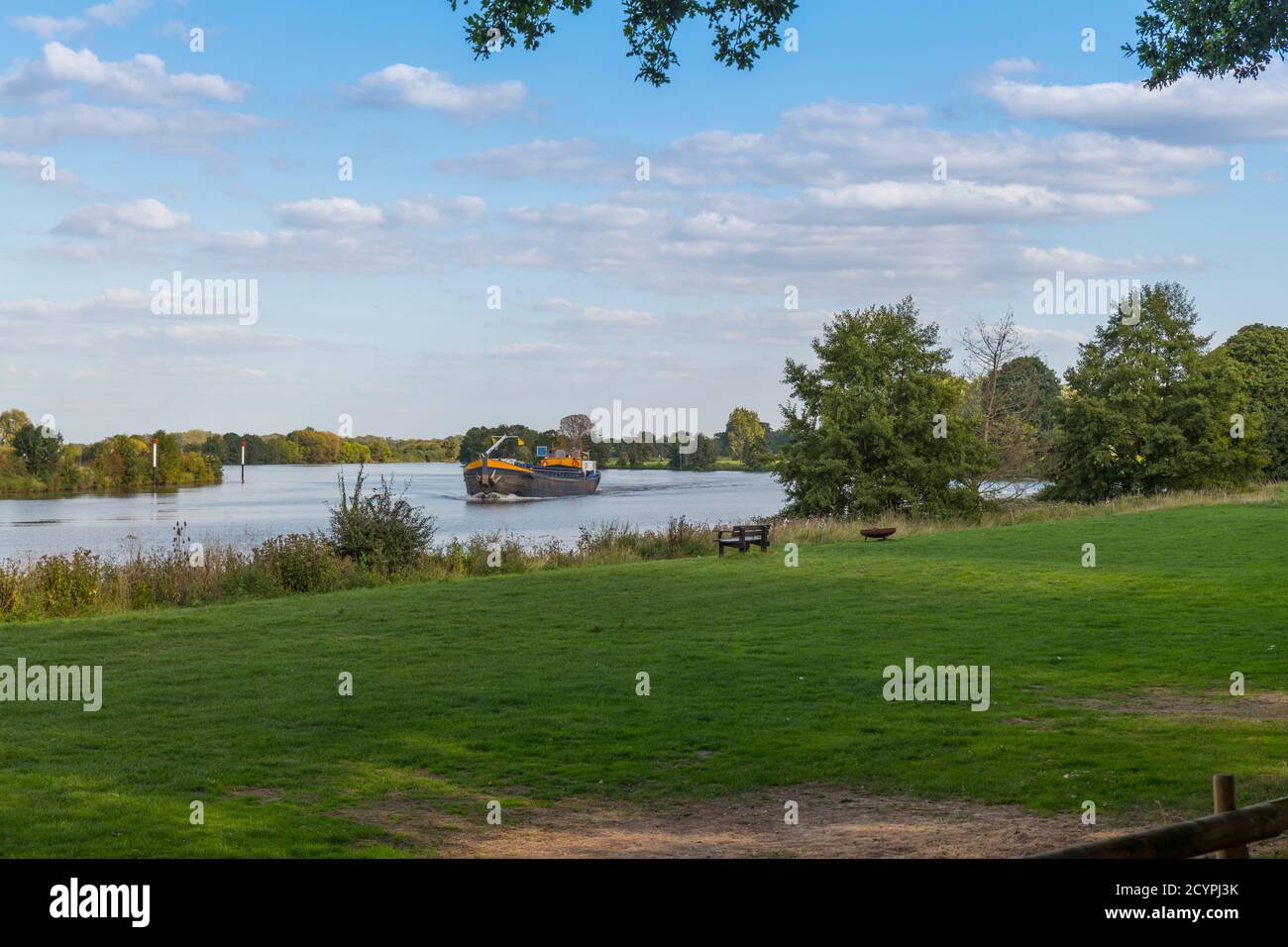 Transport bateau de bij au-dessus de la rivière maas en Hollande avec vert et nature autour Banque D'Images