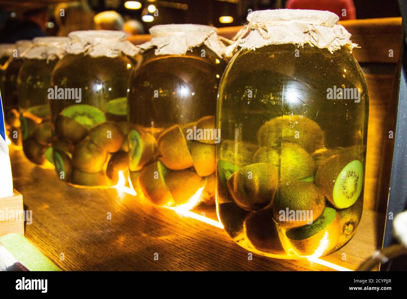 Fruits en conserve. Câpres en conserve marinés ou marinés fruits gros plan dans des bocaux en verre sur fond de bois Banque D'Images