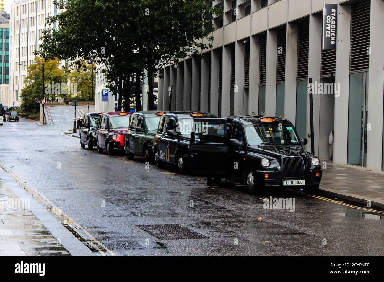 Taxi cabine en attente pour les clients à Londres, Royaume-Uni Banque D'Images