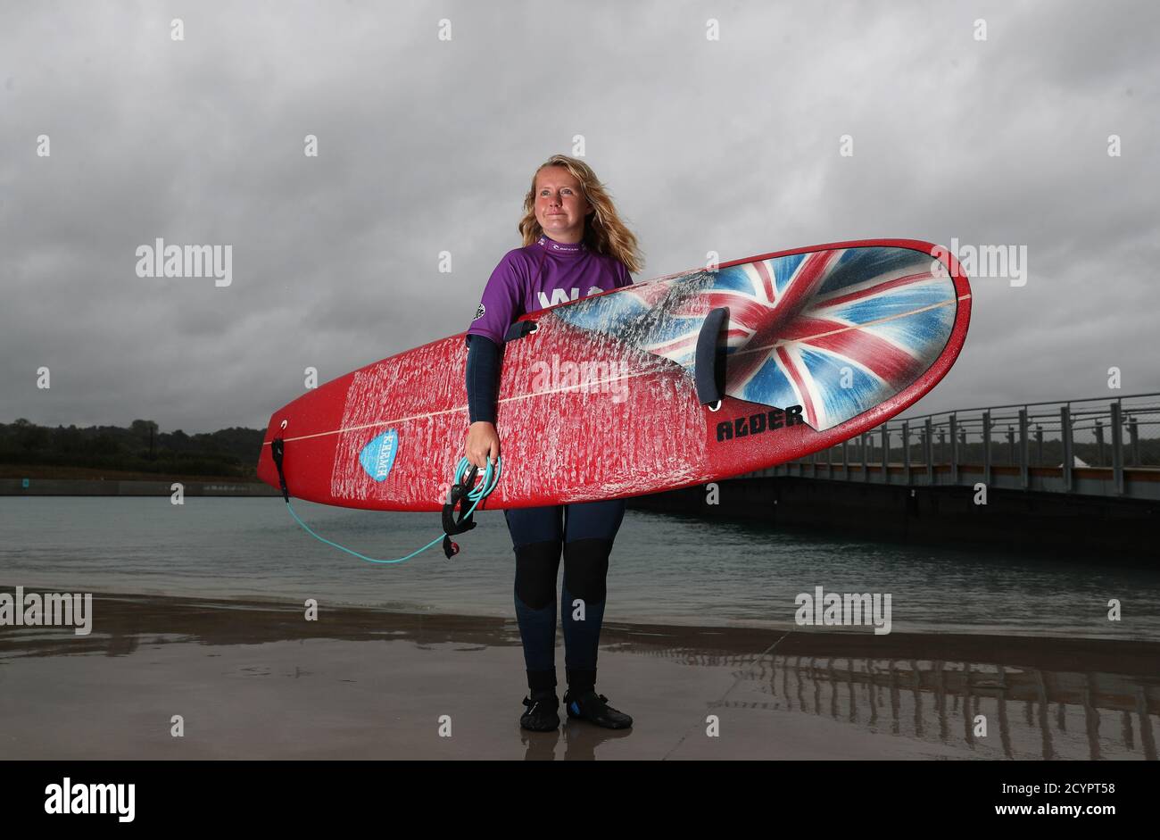 Charlotte Banfield, en Angleterre, pose pour une photo avant une séance d'entraînement avant l'ouverture du surf adaptatif Korev Lager en anglais 2020 à la vague de Bristol qui prend le palais demain. Banque D'Images