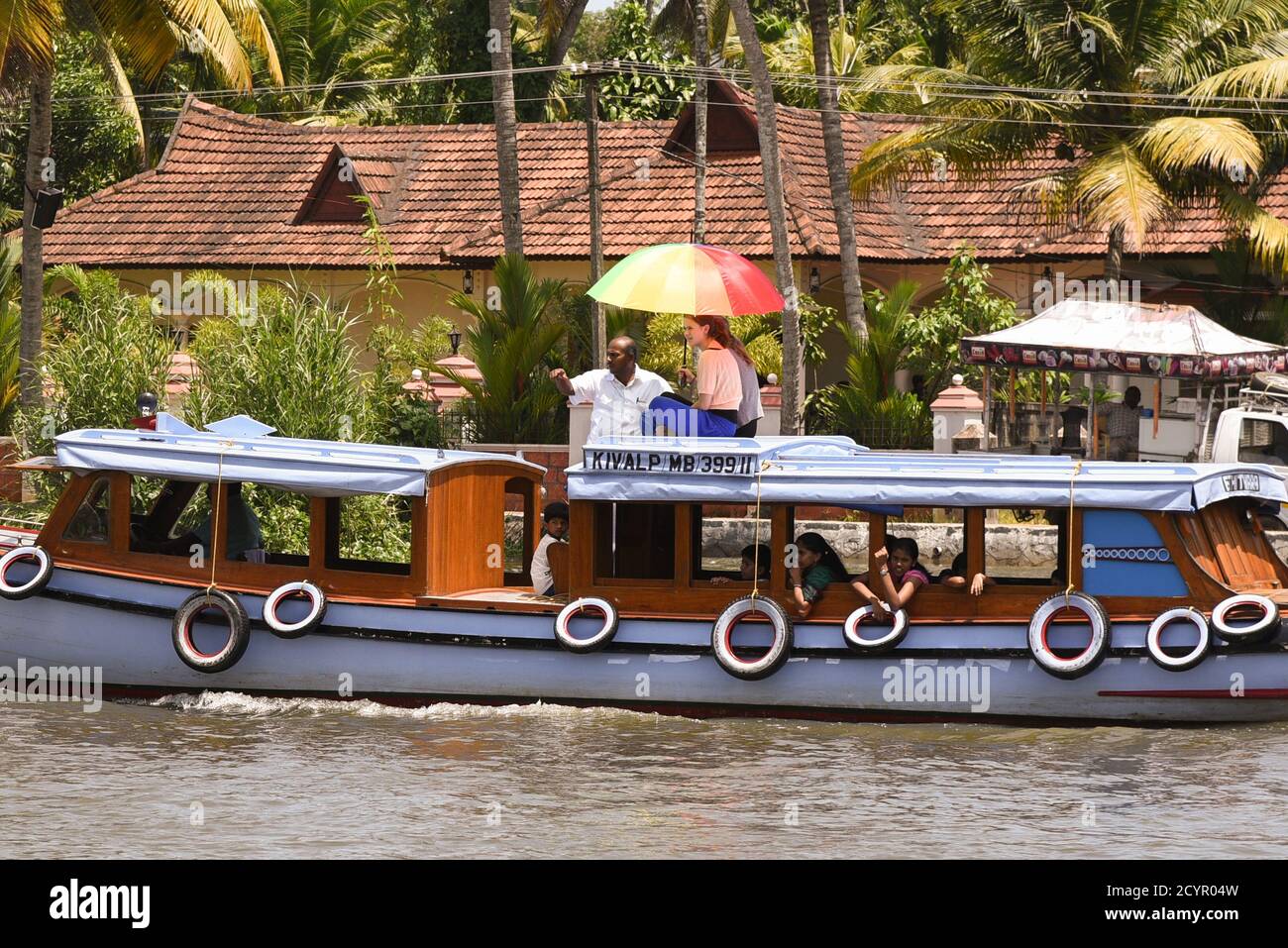 ALLEPPEY, INDE -JUL 01 : des personnes non identifiées qui profitent de la course en bateau dans les eaux intérieures le 01 juillet 2015 à Alleppey, Kerala Inde. Peuple de la région de Banque D'Images