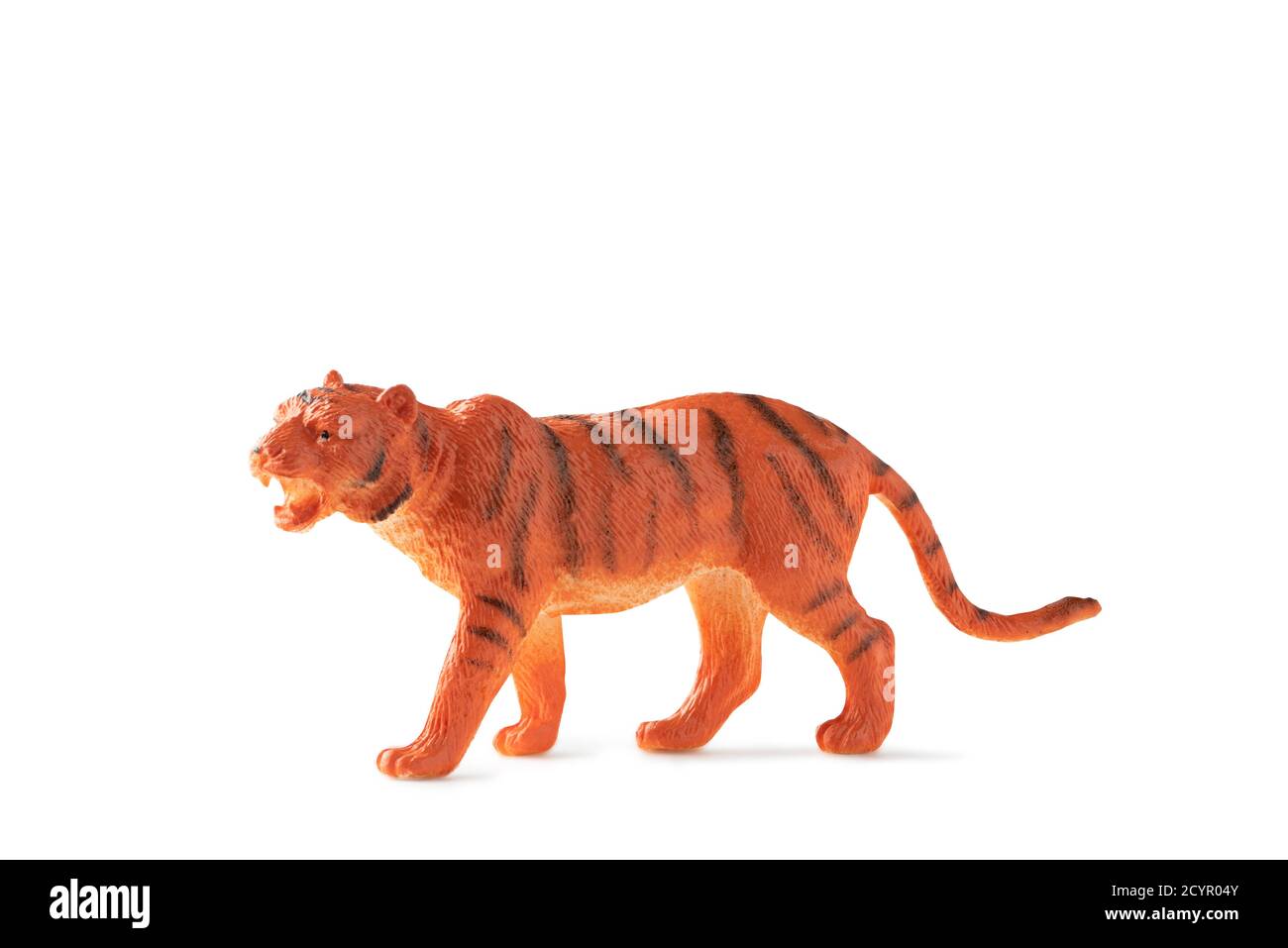 Figurine Tiger mini isolée sur fond blanc. Jouet animal en plastique Banque D'Images