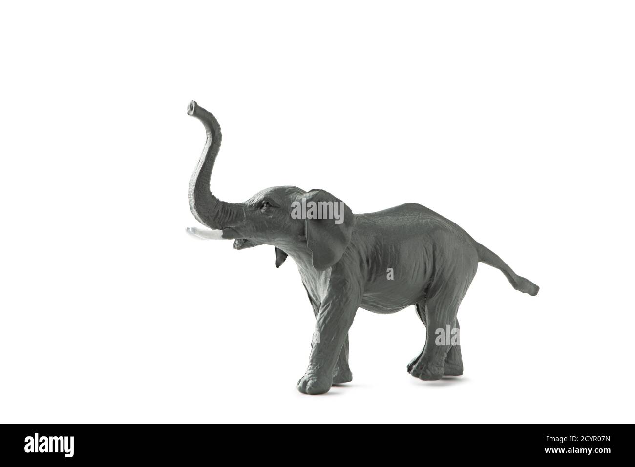 Mini figurine éléphant isolée sur fond blanc. Jouet animal en plastique Banque D'Images