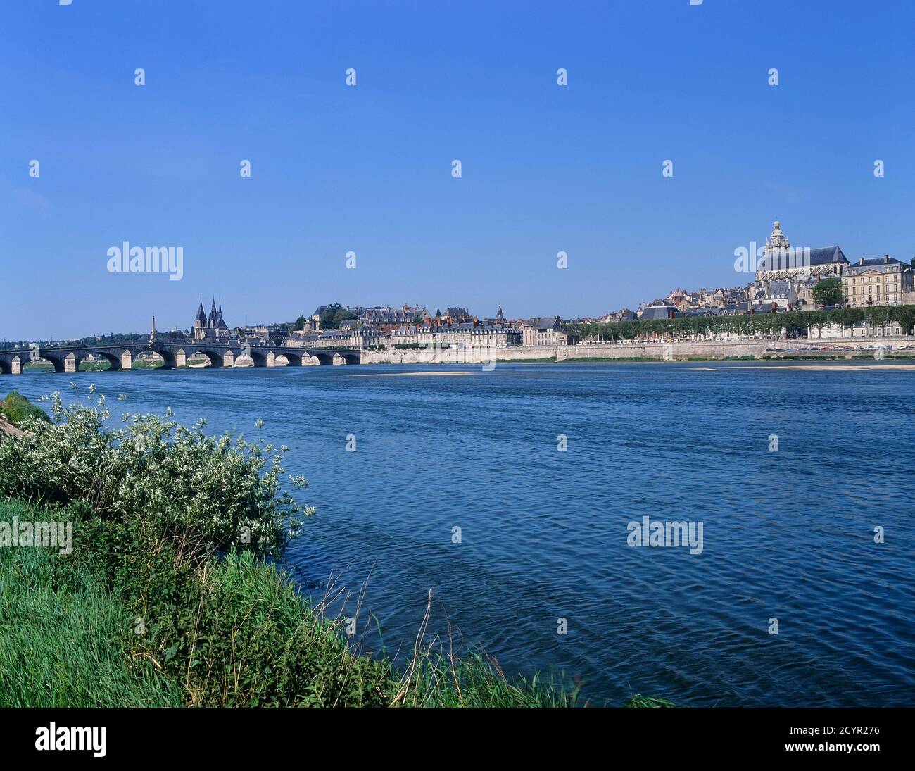 Paysage urbain de Blois avec le Pont de la Loire et la Cathédrale de Blois, Loir-et-cher dans le centre de la France Banque D'Images