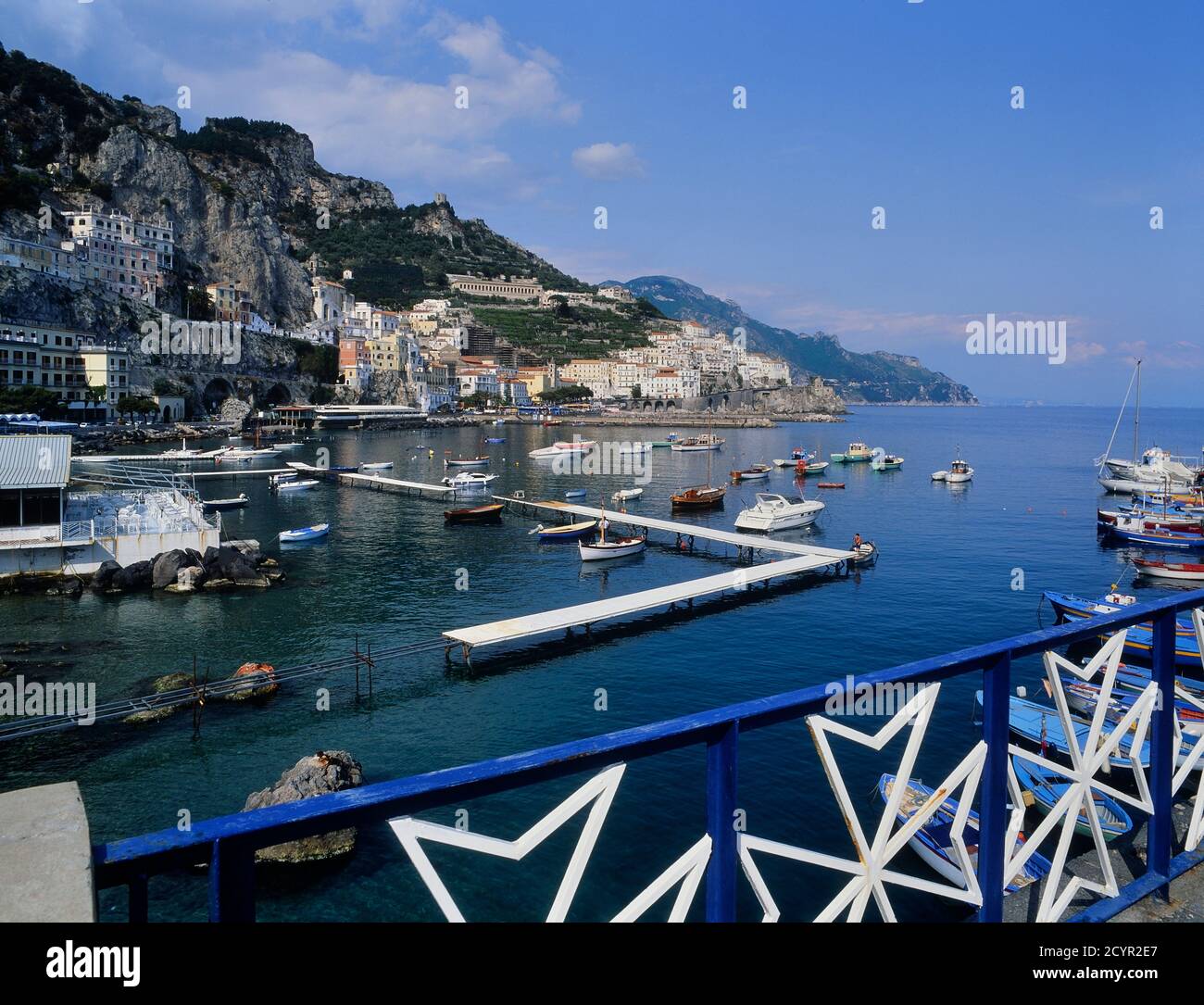 La ville côtière italienne historique d'Amalfi, vue depuis la Piazzale dei Protontini, province de Salerne, Campanie, Italie Banque D'Images