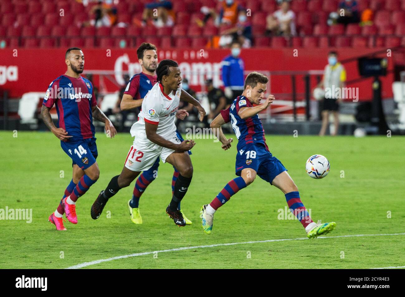 Jules Kounde de Séville et Jorge de Frutos de Levante Pendant le championnat d'Espagne la Liga football match entre Séville Club Futbol et Levante Banque D'Images