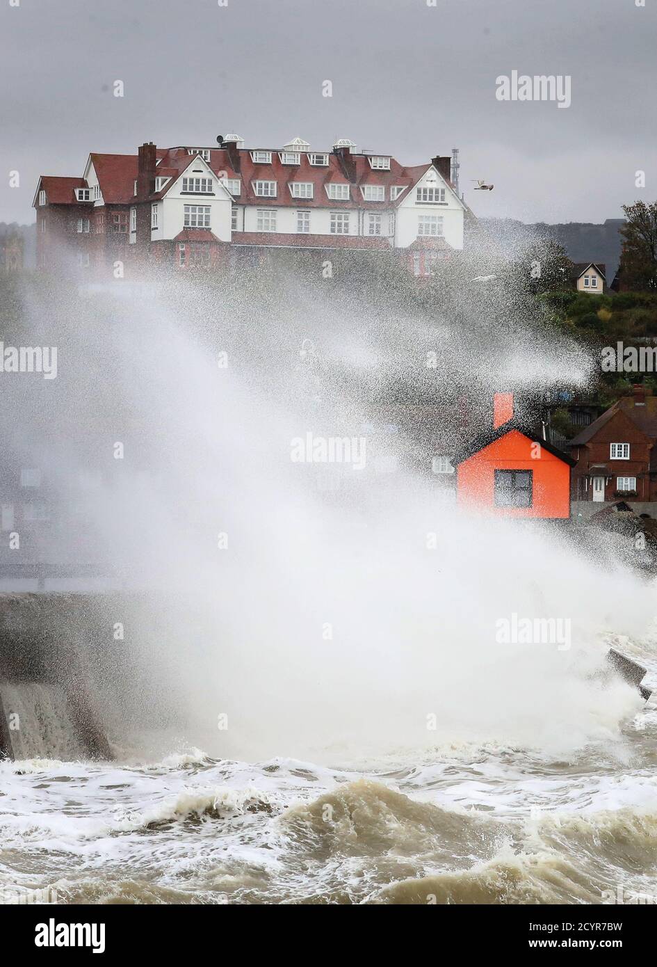 Les vagues frappent le mur du port à Folkestone, dans le Kent. Certaines parties du Royaume-Uni se préparent à être écrasées par de fortes pluies et des vents violents alors que Storm Alex annonce l'arrivée d'une partie de mauvais temps au cours du week-end. Banque D'Images