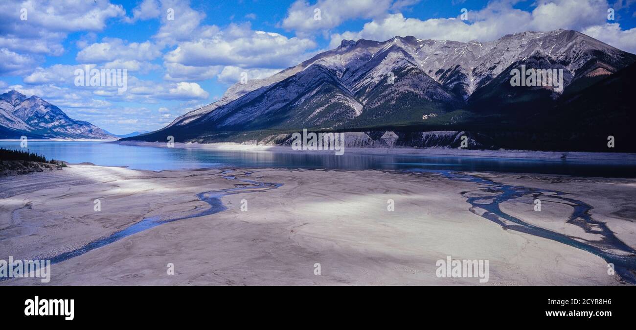 Survolant le lac Abraham, un réservoir artificiel, Rocheuses canadiennes, Columbia Icefield Helicopter Tour, Alberta, Canada Banque D'Images