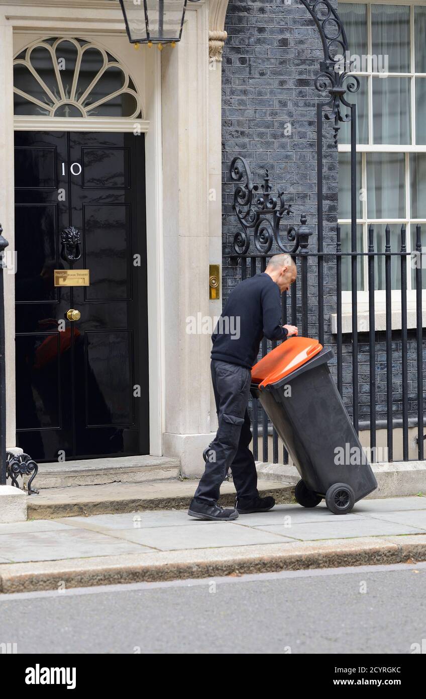 Londres, Angleterre, Royaume-Uni. Bin man avec une poubelle à roulettes dans Downing Street Banque D'Images
