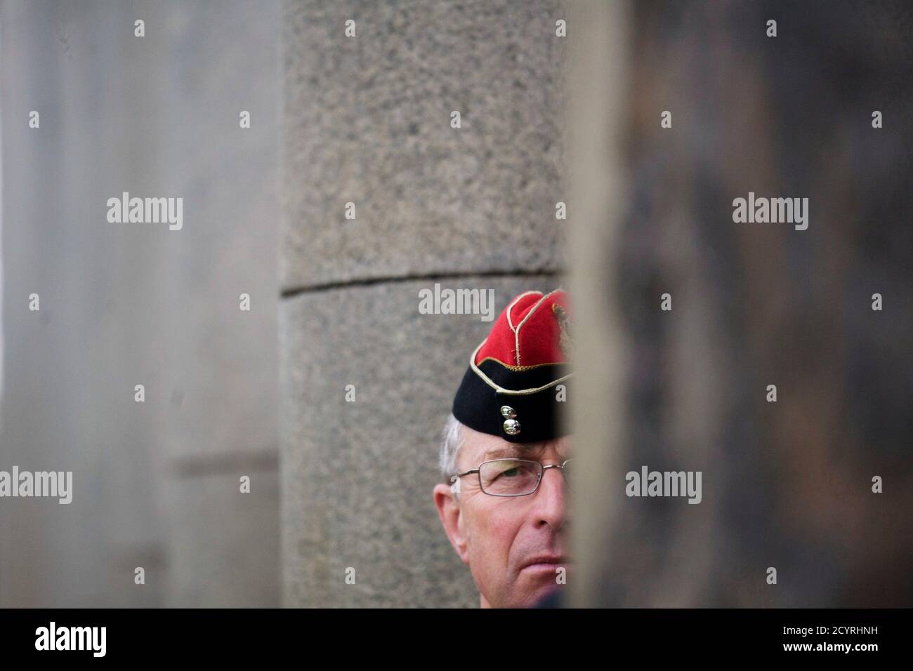 Britain's Chief of Defence Staff, General David Richards, visits Taukkyan war cemetery, on the outskirts of Yangon, June 4, 2013. The cemetery is a memorial to Commonwealth soldiers who died in Burma, presently known as Myanmar, during World War Two. REUTERS/Minzayar (MYANMAR - Tags: MILITARY POLITICS CONFLICT) Banque D'Images