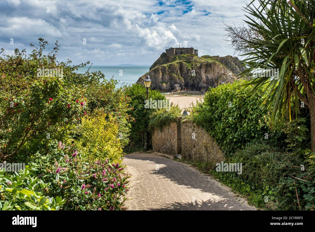 Chemin jusqu'à Castle Beach avec l'île Sainte-Catherine au loin, Tenby, parc national de la côte de Pembrokeshire, Pembrokeshire, pays de Galles Banque D'Images