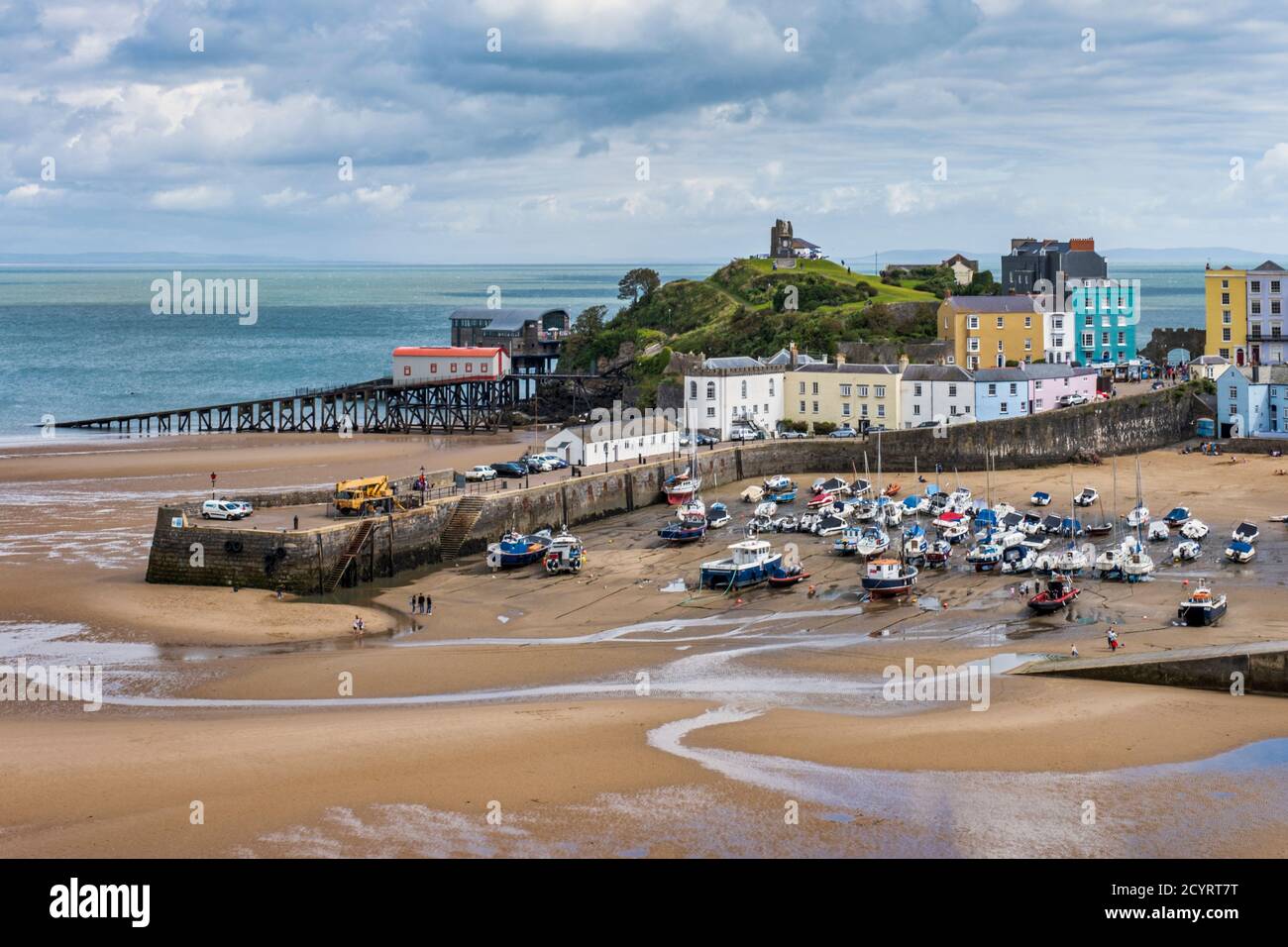 Les maisons colorées donnent sur le port à marée basse à Tenby, dans le parc national de la côte de Pembrokeshire, dans le comté de Pembrokeshire, au pays de Galles Banque D'Images