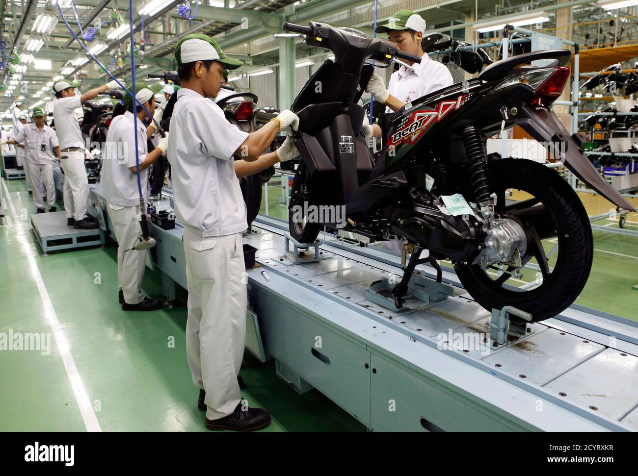 Les travailleurs assemblent des motos à l'usine de moto Honda PT Astra, une  unité d'Astra International, à Cikarang, en périphérie de Jakarta le 17  septembre 2011. Honda Motor Co. Vise à étendre