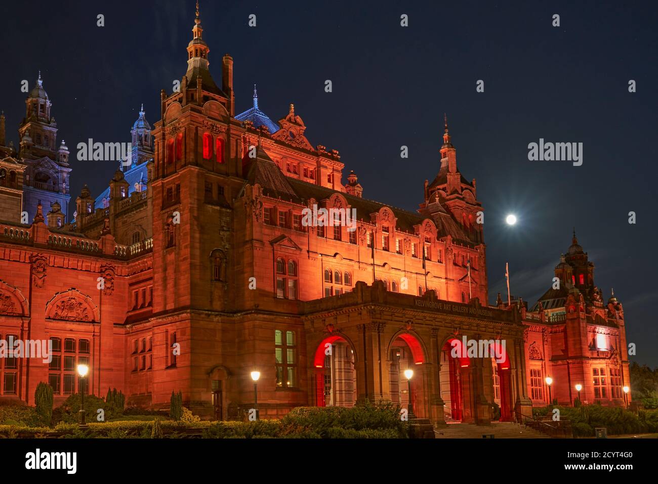 Kelvingrove Art Gallery and Museum à la lumière d'une pleine lune en automne / automne. Glasgow, Écosse. Banque D'Images