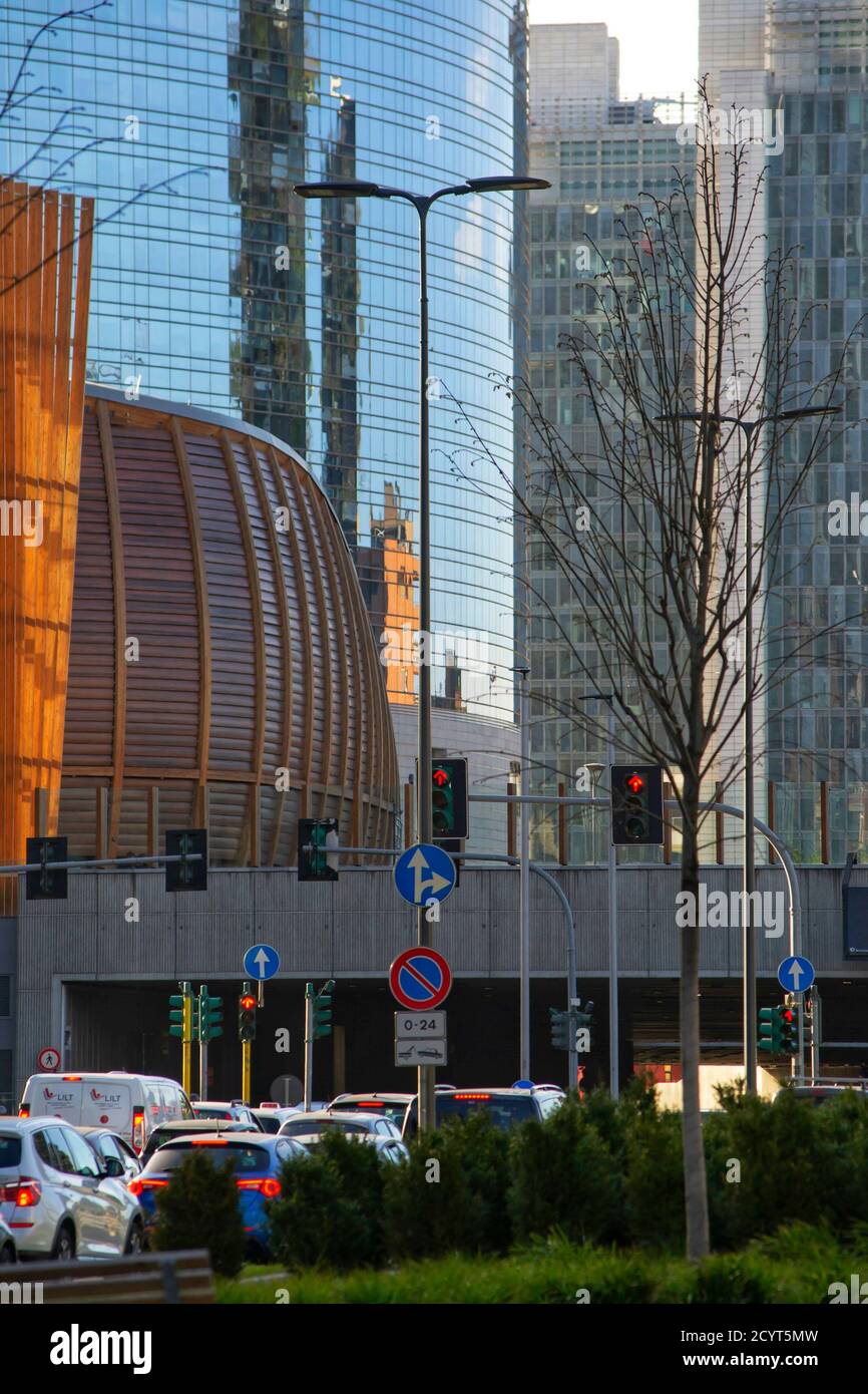 rue animée typique du centre d'affaires avec de hauts bâtiments d'architecture avant-gardiste Banque D'Images