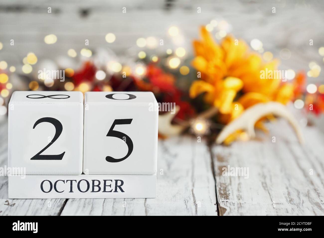 Blocs de calendrier en bois blanc avec la date du 25 octobre et décorations  d'automne sur une table en bois. Mise au point sélective avec arrière-plan  flou Photo Stock - Alamy