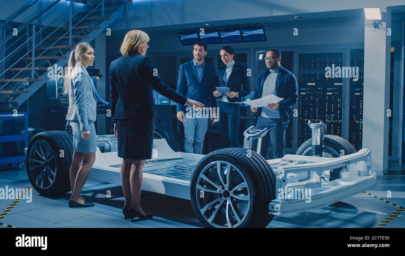 L'équipe internationale des ingénieurs concepteurs d'automobiles présente l'électricité autonome futuriste Châssis de plate-forme de voiture au Groupe d'investisseurs et Banque D'Images