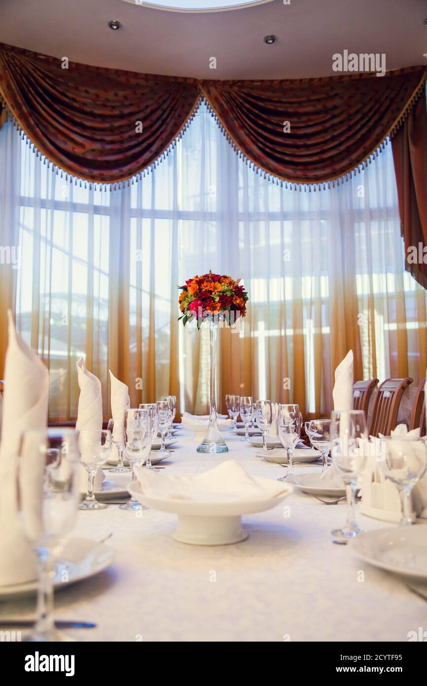 Le bouquet de fleurs d'automne décorera la table festive du restaurant. Banque D'Images