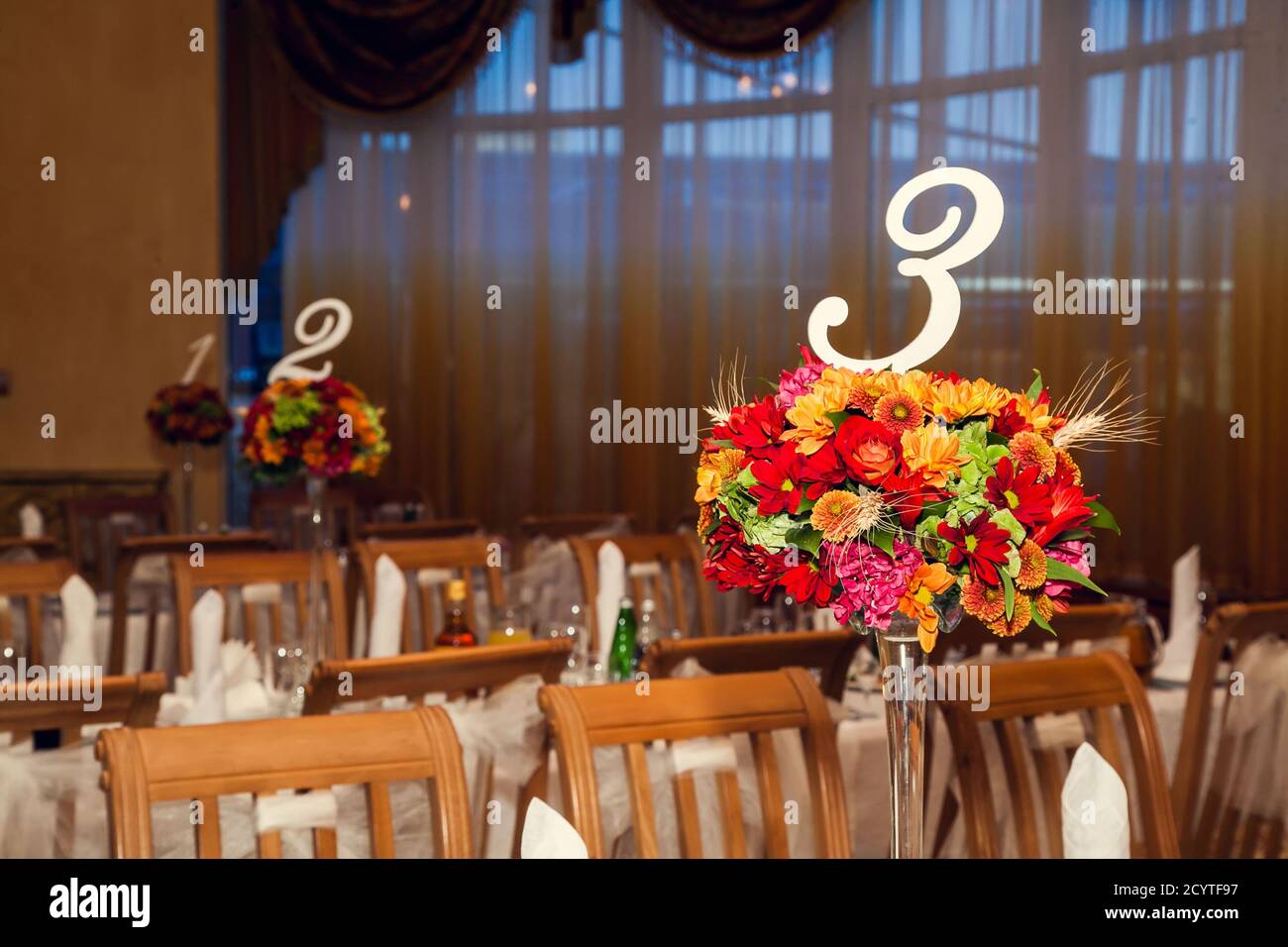 Le hall du restaurant, décoré de fleurs dans le style de l'automne. Décoration de mariage, fleurs d'automne et arrangements floraux. Banque D'Images